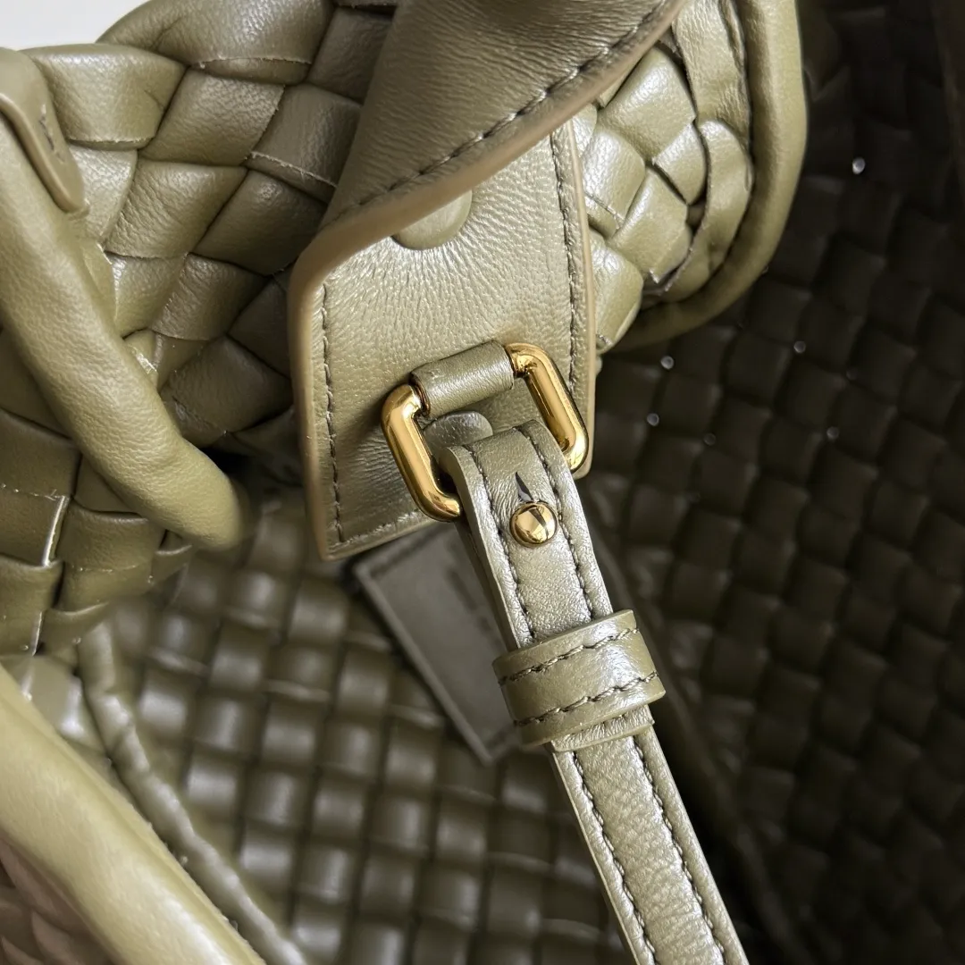 Batch 1760 BOTTEGA VENETA's new mini COBBLE bag. This season's mini Cobble series brings a new style of handbag. The body of the bag resembles the shape of a "Yuanbao", giving you good luck throughout autumn and winter! This Yuanbao bag is made of three pieces of quilted cotton and has an unlined body, showing its quiet power. The bag is carefully designed to create a three-dimensional look. The joints and edges are decorated with lambskin strips to create a sense of simplicity. The handbag is not lined, so you can directly appreciate the consistent lambskin on the outside and inside. It is beautiful both inside and outside. The top handle of this handbag is made of leather-wrapped rope and is quite sturdy. The detachable shoulder strap is secured by a leather buckle inside the bag. Can be carried by hand, carried on the shoulder or cross-body, very easy to match! Style number: 805739 Size: 23*11*8cm